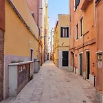 Venetian House - Guglie Apartmán *
